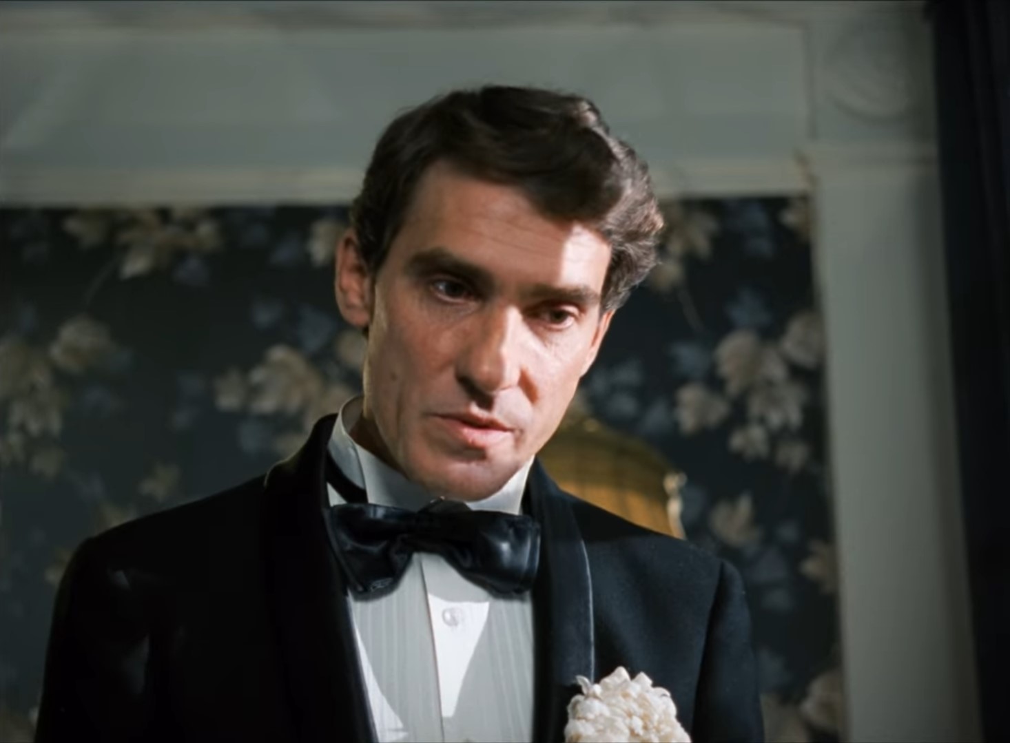 — Я тебе должен сейчас всё объяснить.
— Кузя?!
— Если бы Кузя! Я вообще ни с кем не могу! Понимаешь... Дело в том, что... Ну в общем, в детстве я наступил на мину. Да. Всё оторвало!
— Всё?!
— Нет, кое-что осталось.
— Дарлинг!
— Но только, чтобы пописать! Успокойся, дорогая.
— Ничего, ничего. Мы что-нибудь придумаем. В Америка очень хорошие врачи. Мы сделаем протез. Бедный, бедный! [щупает причинное место] У вас это называется «кое-что»? По-моему, вы слишком много кушать.
— В каком смысле?
— В смысле, зажралúсь!