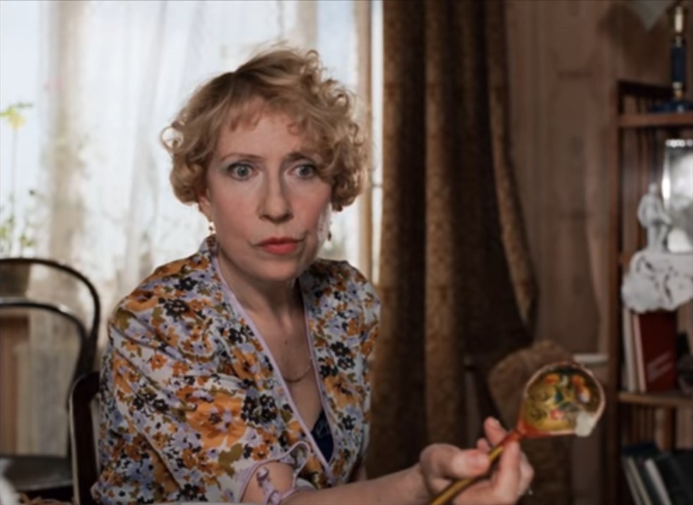 Василий Кроликов Николай Григорьевич Василий Кроликов: — Что же вы, мама, так себя запустили? Квартирку, вот, совсем не убираете.
Прасковья Кроликова: — Я, Васенька, в квартире этой капитальную уборку два раза в день делаю плюс ремонт.
Николай Григорьевич: — Мать твоя — чистюля. Дай Бог каждому.
Василий Кроликов: — Ну тогда у меня, наверное, с глазами что-то.
Прасковья Кроликова: — Глаза у тебя здоровые. Только ты, козёл, на голову больной, с детства.
Василий Кроликов: — В кругах, которым я близок, мама, слово «козёл» очень обидное. Постарайтесь поэтому в разговоре его не употреблять.
Прасковья Кроликова: — Да что вы говорите?! А вот интересно, козёл, что ты такое свистнул, что у меня по два раза в день обыски? Я вечером паркет положу, утром его уже менты обдирают. Я утром кафель приклею, а вечером его уже Козюльский выворачивает. А Николай Григорьевич, бедный? Он за это время семнадцать раз понятым был.