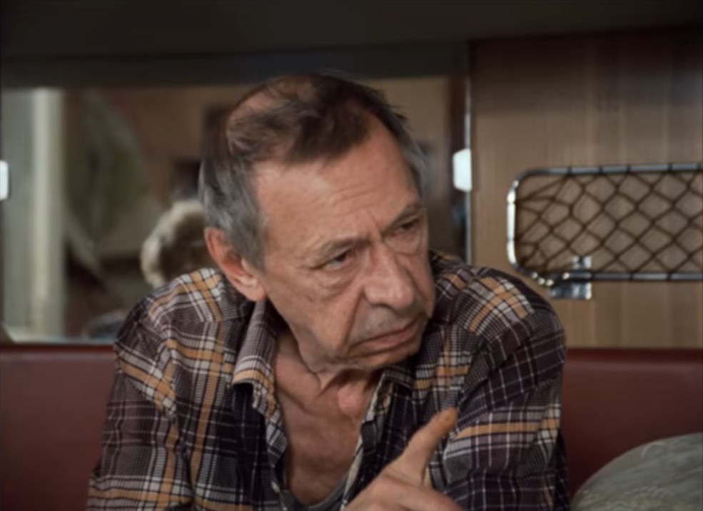 Василий Кроликов Николай Григорьевич Василий Кроликов: — Что же вы, мама, так себя запустили? Квартирку, вот, совсем не убираете.
Прасковья Кроликова: — Я, Васенька, в квартире этой капитальную уборку два раза в день делаю плюс ремонт.
Николай Григорьевич: — Мать твоя — чистюля. Дай Бог каждому.
Василий Кроликов: — Ну тогда у меня, наверное, с глазами что-то.
Прасковья Кроликова: — Глаза у тебя здоровые. Только ты, козёл, на голову больной, с детства.
Василий Кроликов: — В кругах, которым я близок, мама, слово «козёл» очень обидное. Постарайтесь поэтому в разговоре его не употреблять.
Прасковья Кроликова: — Да что вы говорите?! А вот интересно, козёл, что ты такое свистнул, что у меня по два раза в день обыски? Я вечером паркет положу, утром его уже менты обдирают. Я утром кафель приклею, а вечером его уже Козюльский выворачивает. А Николай Григорьевич, бедный? Он за это время семнадцать раз понятым был.