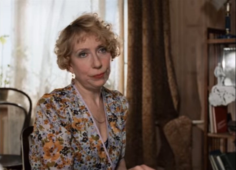 Василий Кроликов Николай Григорьевич Василий Кроликов: — Что же вы, мама, так себя запустили? Квартирку, вот, совсем не убираете.
Прасковья Кроликова: — Я, Васенька, в квартире этой капитальную уборку два раза в день делаю плюс ремонт.
Николай Григорьевич: — Мать твоя — чистюля. Дай Бог каждому.
Василий Кроликов: — Ну тогда у меня, наверное, с глазами что-то.
Прасковья Кроликова: — Глаза у тебя здоровые. Только ты, козёл, на голову больной, с детства.
Василий Кроликов: — В кругах, которым я близок, мама, слово «козёл» очень обидное. Постарайтесь поэтому в разговоре его не употреблять.
Прасковья Кроликова: — Да что вы говорите?! А вот интересно, козёл, что ты такое свистнул, что у меня по два раза в день обыски? Я вечером паркет положу, утром его уже менты обдирают. Я утром кафель приклею, а вечером его уже Козюльский выворачивает. А Николай Григорьевич, бедный? Он за это время семнадцать раз понятым был.