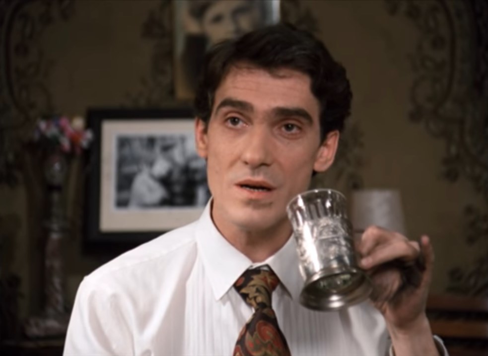 Василий Кроликов Николай Григорьевич Василий Кроликов: — Что же вы, мама, так себя запустили? Квартирку, вот, совсем не убираете.
Прасковья Кроликова: — Я, Васенька, в квартире этой капитальную уборку два раза в день делаю плюс ремонт.
Николай Григорьевич: — Мать твоя — чистюля. Дай Бог каждому.
Василий Кроликов: — Ну тогда у меня, наверное, с глазами что-то.
Прасковья Кроликова: — Глаза у тебя здоровые. Только ты, козёл, на голову больной, с детства.
Василий Кроликов: — В кругах, которым я близок, мама, слово «козёл» очень обидное. Постарайтесь поэтому в разговоре его не употреблять.
Прасковья Кроликова: — Да что вы говорите?! А вот интересно, козёл, что ты такое свистнул, что у меня по два раза в день обыски? Я вечером паркет положу, утром его уже менты обдирают. Я утром кафель приклею, а вечером его уже Козюльский выворачивает. А Николай Григорьевич, бедный? Он за это время семнадцать раз понятым был.