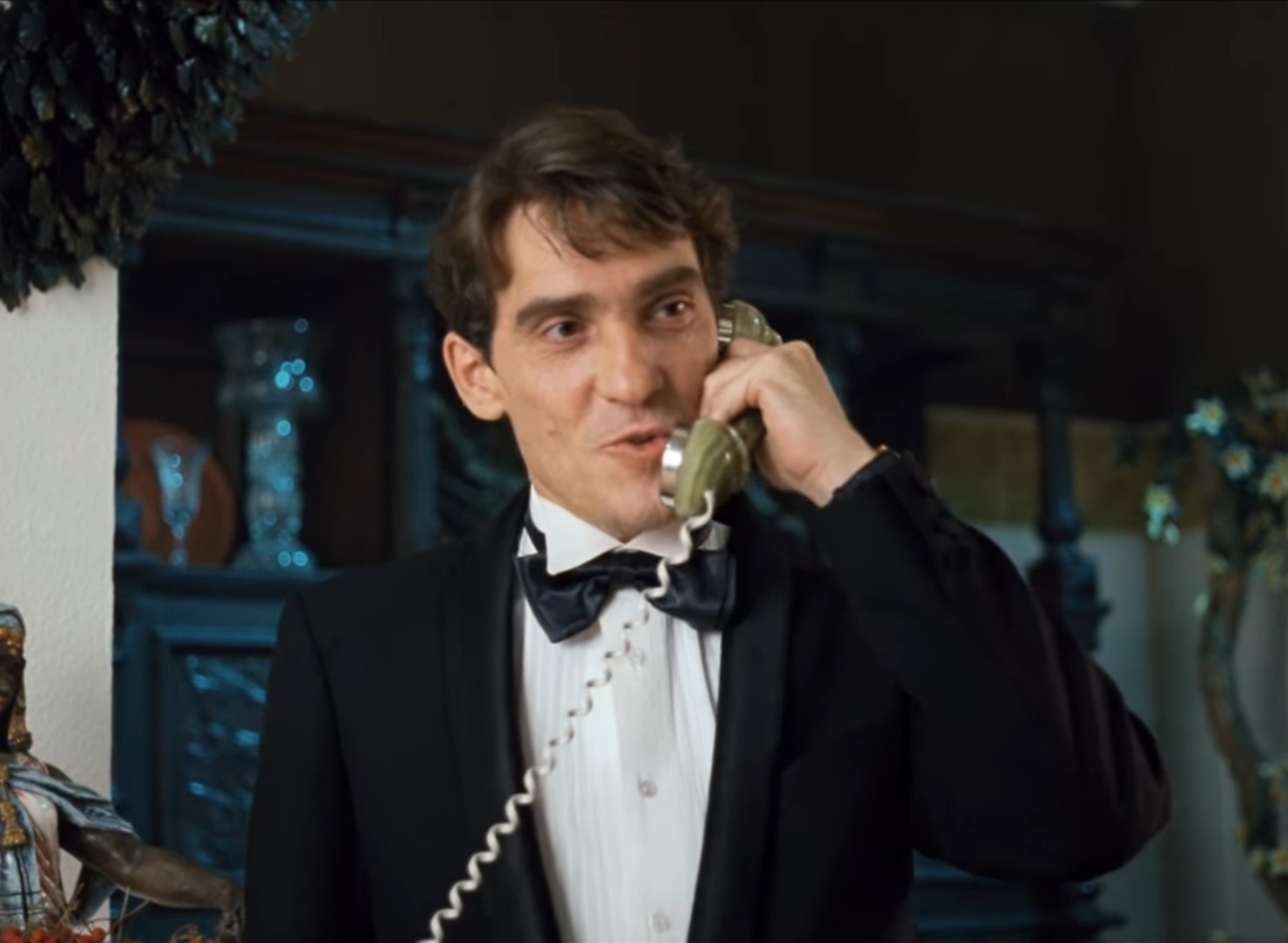 Алло, это «Аргументы и факты»? Фактик вам хочу подбросить: великий дирижёр Иннокентий Шниперсон опять за решёткой! Это новые вылазки партократии! Да, да... Кто говорит? Возмущённая интеллигенция говорит! Это газета гомосексуалистов? Очень хорошо — у меня для вас есть сообщение. Этот пидорас Пискунов опять арестовал Иннокентия Шниперсона! Это же новая вылазка жидомасонов! Кто говорит? Все говорят! Это журнал пчеловодства? Что же вы, понимаете, трутнями сидите в то время как великий дирижёр сидит в тюрьме? Что делать? Крылышками махать надо!