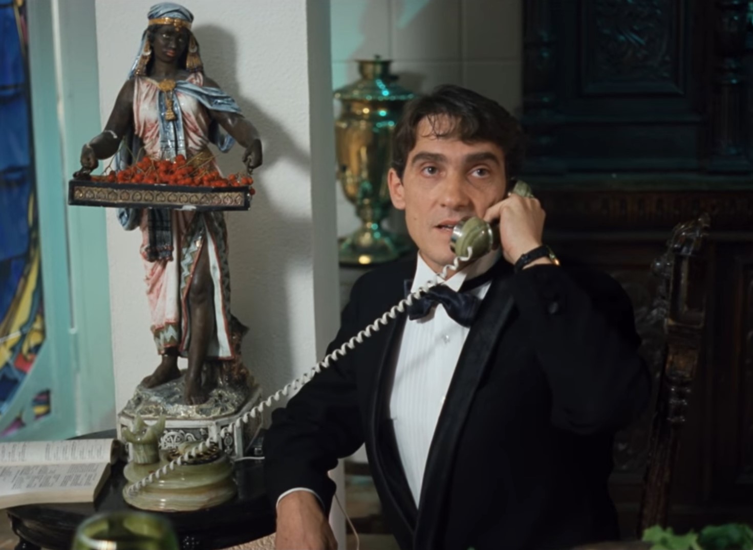 Алло, это «Аргументы и факты»? Фактик вам хочу подбросить: великий дирижёр Иннокентий Шниперсон опять за решёткой! Это новые вылазки партократии! Да, да... Кто говорит? Возмущённая интеллигенция говорит! Это газета гомосексуалистов? Очень хорошо — у меня для вас есть сообщение. Этот пидорас Пискунов опять арестовал Иннокентия Шниперсона! Это же новая вылазка жидомасонов! Кто говорит? Все говорят! Это журнал пчеловодства? Что же вы, понимаете, трутнями сидите в то время как великий дирижёр сидит в тюрьме? Что делать? Крылышками махать надо!