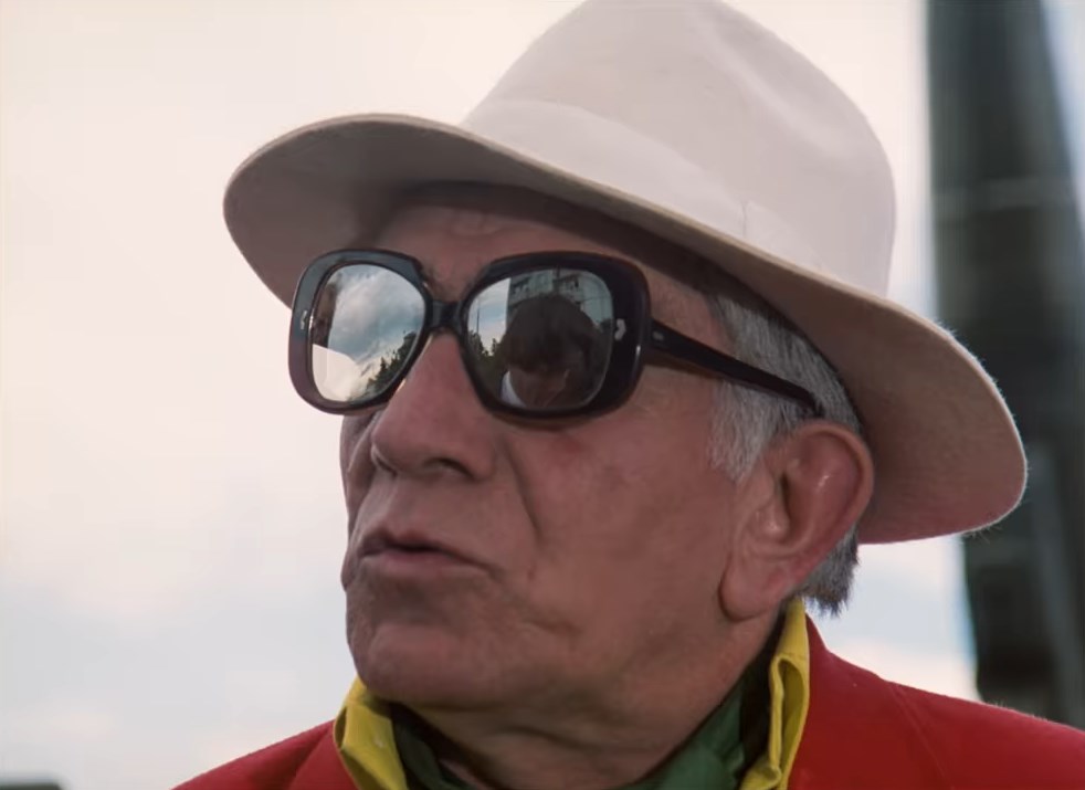 — Айн момент, шеф — ...по маленькому.
— Только по-маленькому.
— Ага!
— По большому будем, когда алмаз вернем.