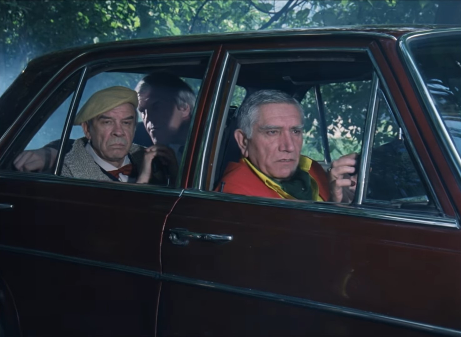 — Ментов надо кончать!
— У вас какая-то мания появилась с возрастом — кончать! Консенсус надо искать, консенсус!
— Правильно! Найти консенсус и ногами его, ногами!