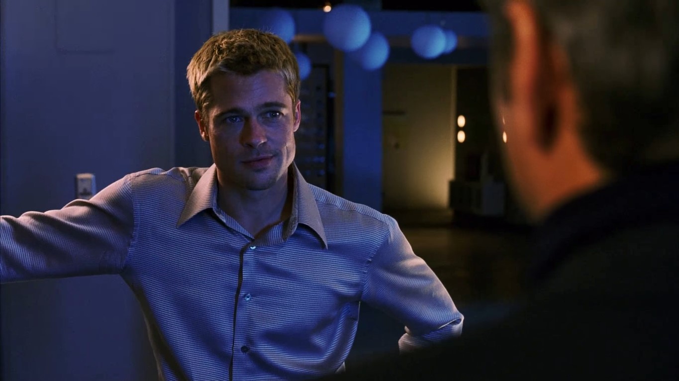 Расти Райан — Я хочу знать причину. И не говори про деньги.
— А почему нет? Я только вышел из тюрьмы, потерял четыре года своей жизни, а ты тут обыгрывал парнишек с обложек молодёжных журналов. Казино всегда в выигрыше. Чуть задержался в игре, и казино тебя раздевает. Но поставь всё, если пришла крупная карта, — и сорвёшь банк.
— Признайся, ты практиковал эту речь?
— Чуть-чуть. Она удалась? Я не торопился?
— О, всё отлично. Мне понравилось. Особенно насчёт молодёжных журналов.