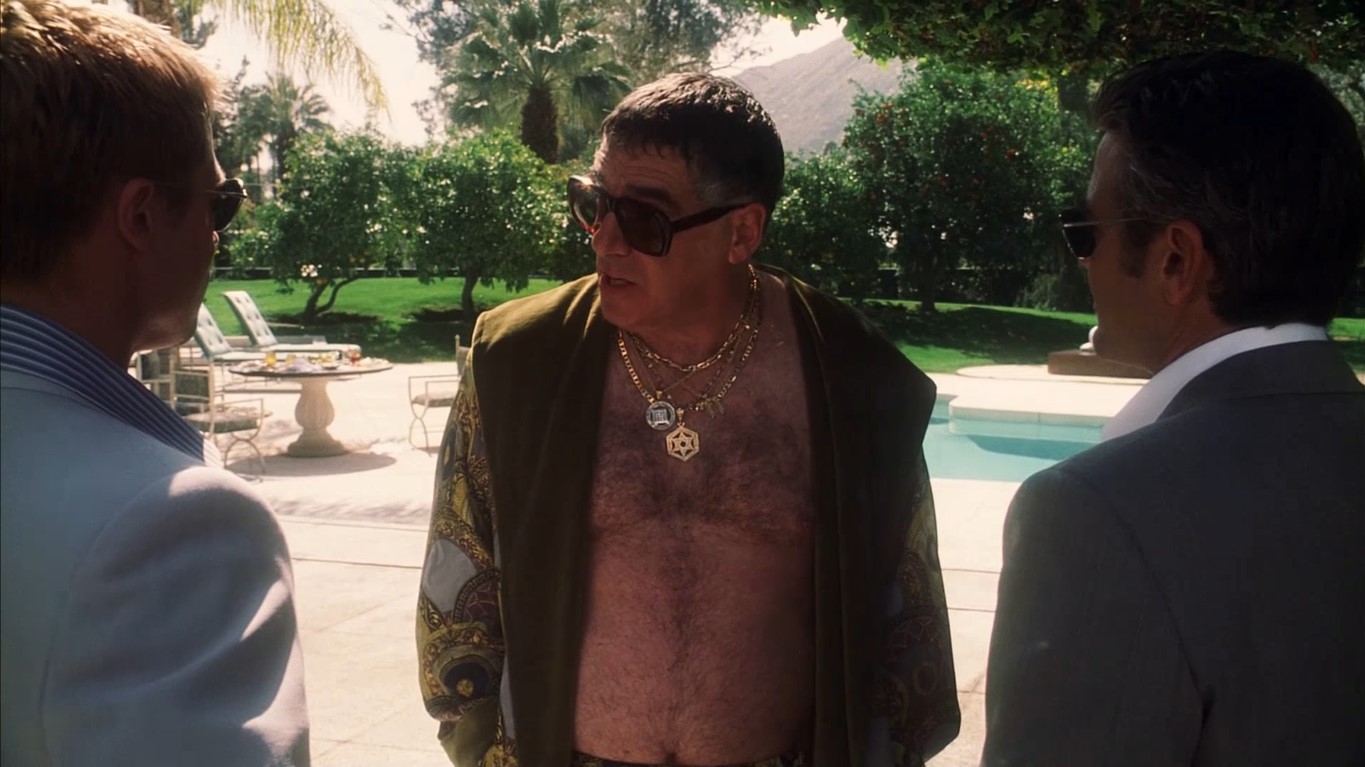 Раньше всё было по-цивилизованному: ты кого-то ограбил, он тебя прикончил. Но с Бенедиктом... Не дай Бог он прознает, что ты замешан. Он не должен знать ваших имен или вообще считать, что вы живы! Потому что иначе он вас прикончит, а уж после этого начнёт пытать.