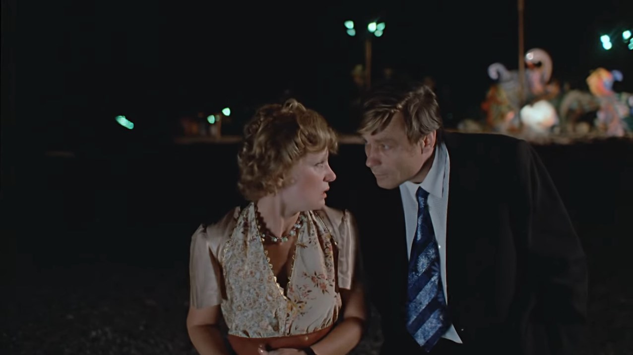 — Мой папа очень хотел мальчика, а родилась девочка.
— Как назвали-то?
— Кого?
— Девчушку-то??
— Раиса Захаровна!