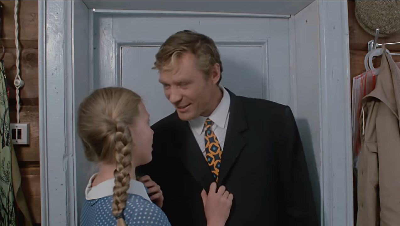 — Ракушек мне привези и пальму.
— Ой, дочь, пальму-то на себе переть?
— Веточку.