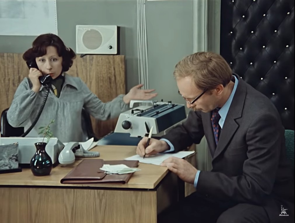 — Ты знаешь, я понял, из-за чего мы с тобой разошлись: нам нужен ребёнок!
— Ты хочешь, чтоб у нас был ребёнок?
— Да! И как можно скорее!
— Но я не могу сейчас. До конца работы ещё два часа и Калугина тут… Я не могу уйти!