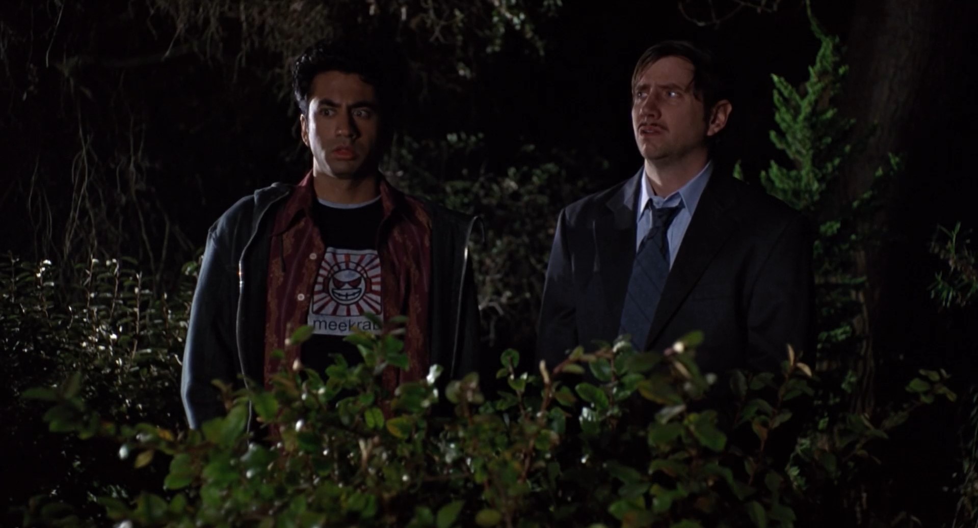 Кумар Патель — Простите, я тут...
— А?
— Можно вас спросить, почему вы писаете рядом со мной?
— Что?
— Почему вы писаете рядом со мной? Почему бы вам не выбрать другой куст?
— Мне что, пописать нельзя? А ты почему здесь писаешь?
— Ну вообще я тут был, когда вы пришли...
— Так если ты писаешь тут, так другим уже нельзя что ли, а?!
— Да я просто...
— Это что, твой личный куст?
— Да нет, я просто подумал...
— Ты что, король леса?
— Не понял.
— Ты что, деревья помечаешь?
— Да ладно, проехали...