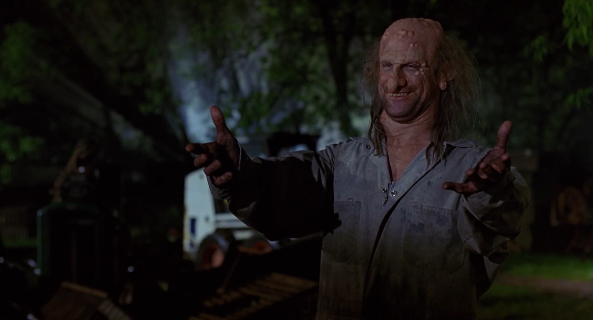 Вы пока идите в дом. Выпейте немного, развлекитесь, трахните мою жену, телик посмотрите, делайте все, что хотите... Мой дом — ваш дом.