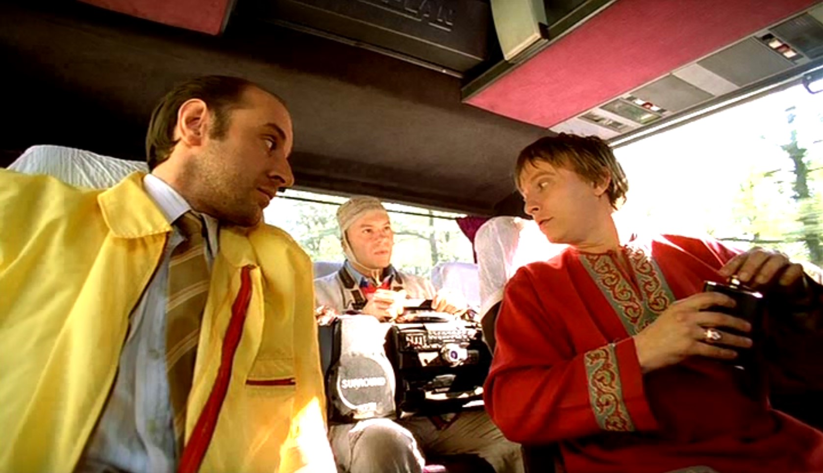 Парфён Рогожин: — Заело твою музыку.
князь Мышкин: — Это не заело. Это хаус. В моем противоречивом прошлом — молодежная эстрада.