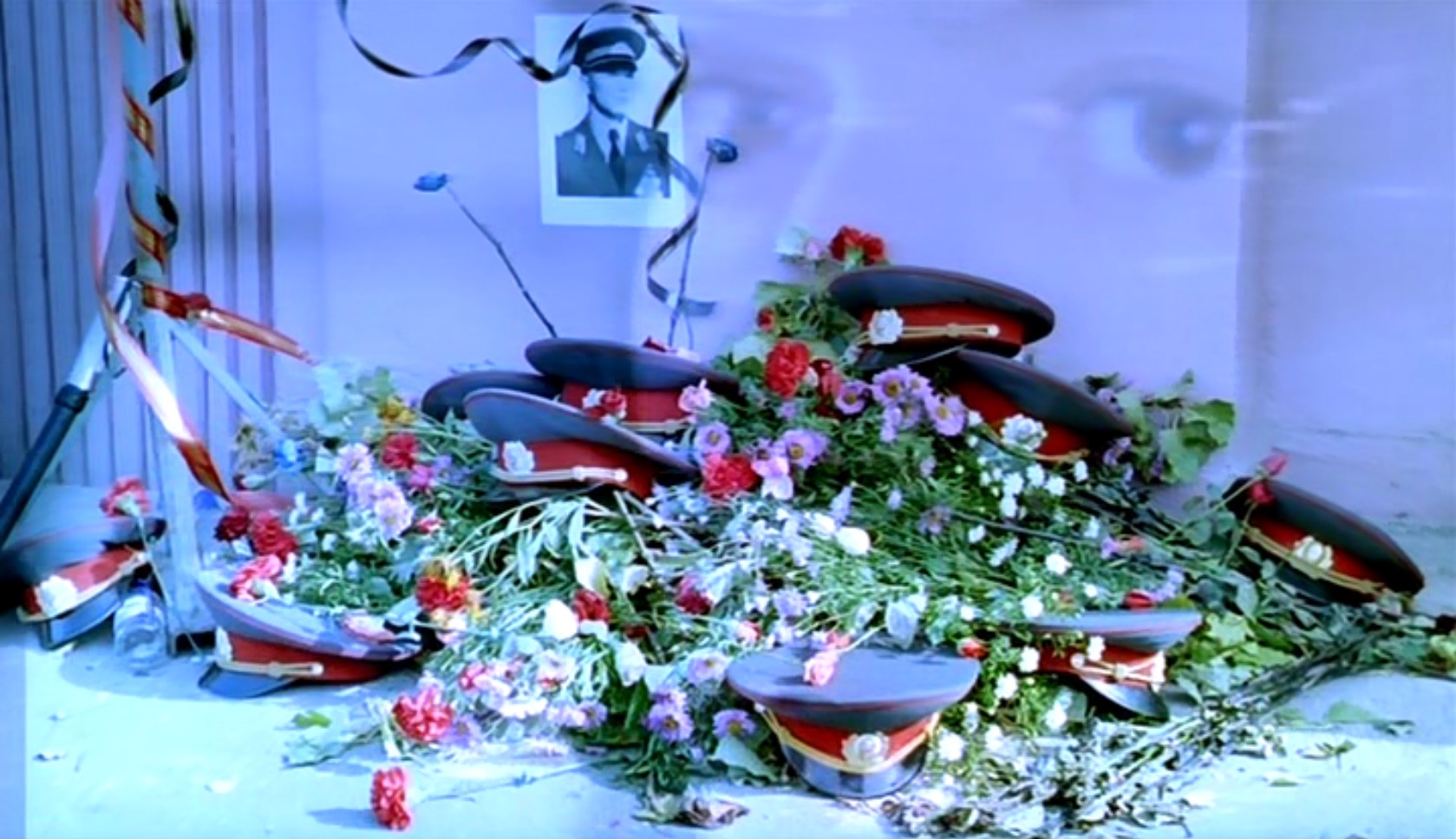 О! А здесь работницы чулочной фабрики милиционера изнасиловали.