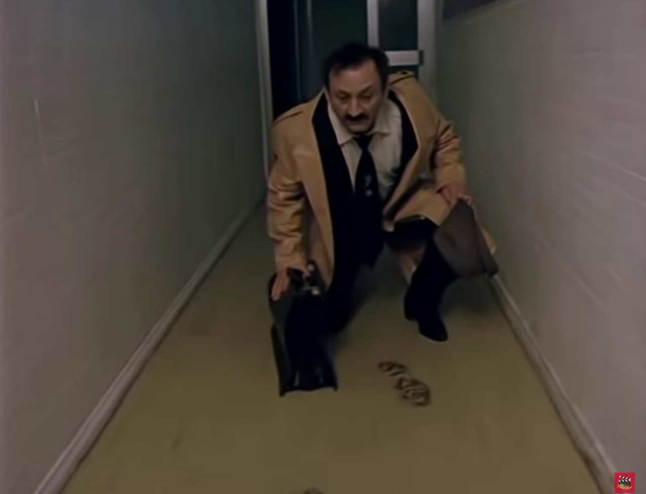 Следы! Здесь прошли люди! Здесь прошли люди... люди... и я их найду!