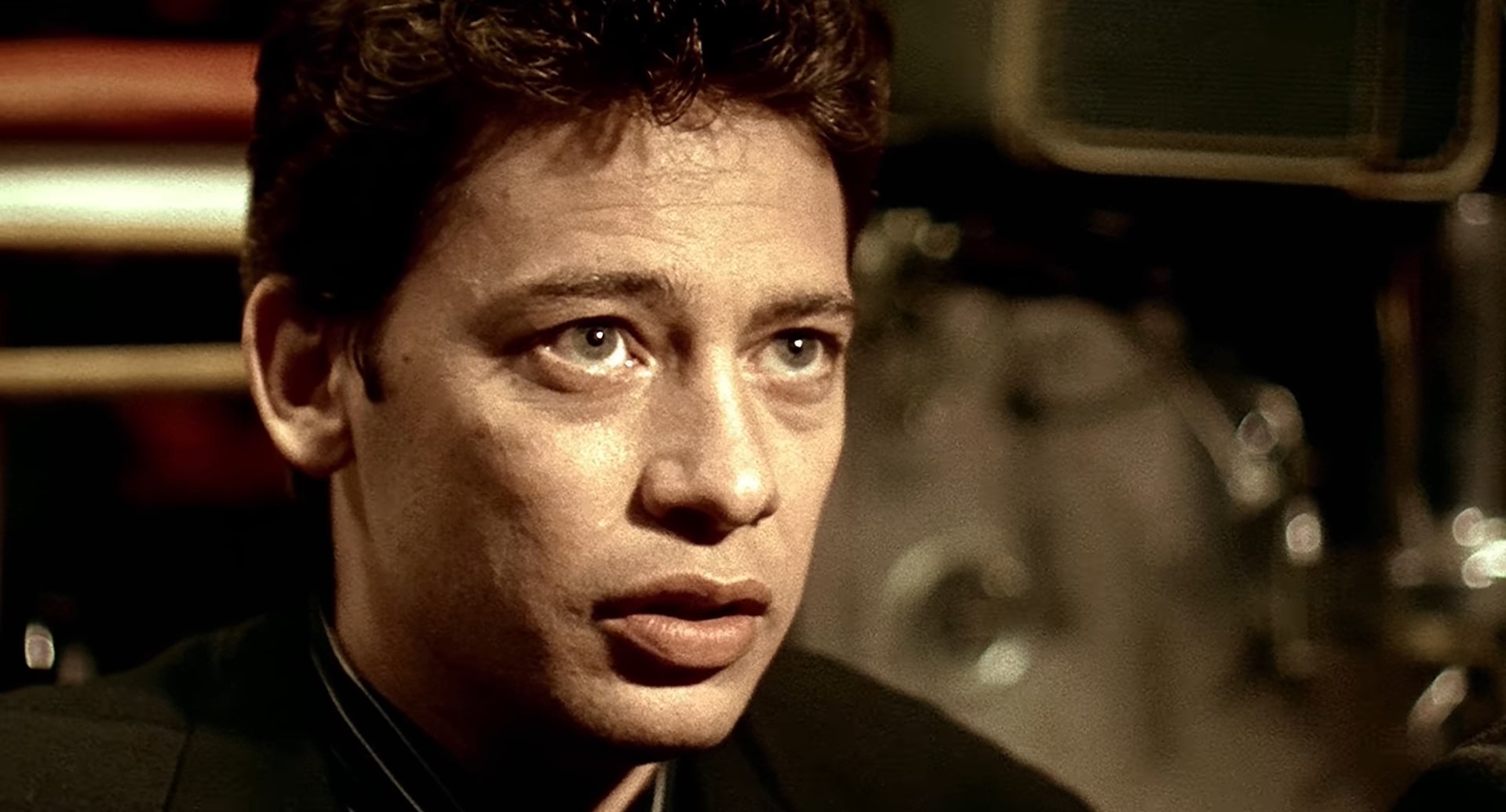 — Они вооружены.
— Вооружены? Чем вооружены?
— Запахом изо рта, метелками из перьев, цветастыми выражениями, чем, ты думаешь? Ружьями, дурила.