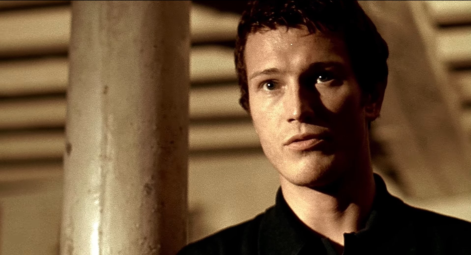 — Они вооружены.
— Вооружены? Чем вооружены?
— Запахом изо рта, метелками из перьев, цветастыми выражениями, чем, ты думаешь? Ружьями, дурила.