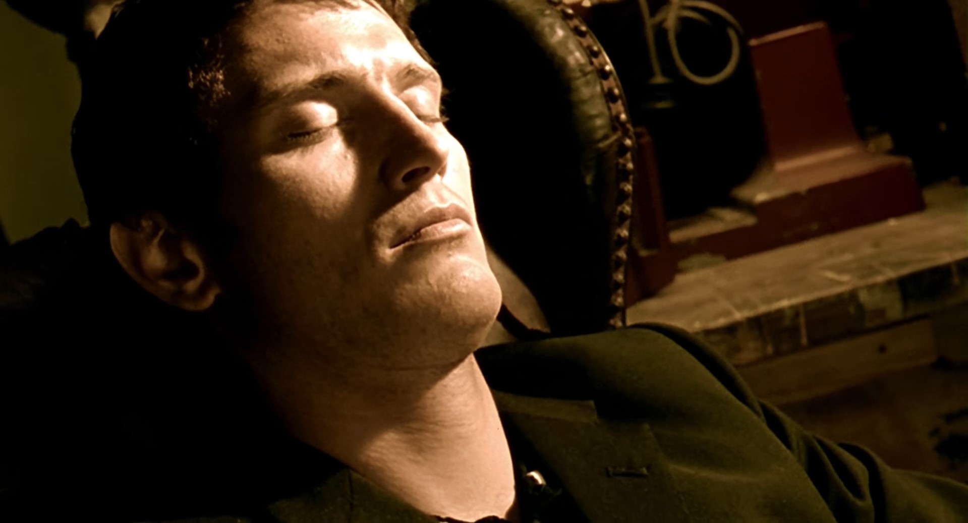 Голос за кадром Эдди играл в карты с тех пор, как себя помнил. С малых лет он понял, что это его призвание. Не то чтобы ему везло или он умел считать, просто он умел читать по лицам, как люди реагируют. А реакция бывает у всех, особенно если речь идёт о деньгах.