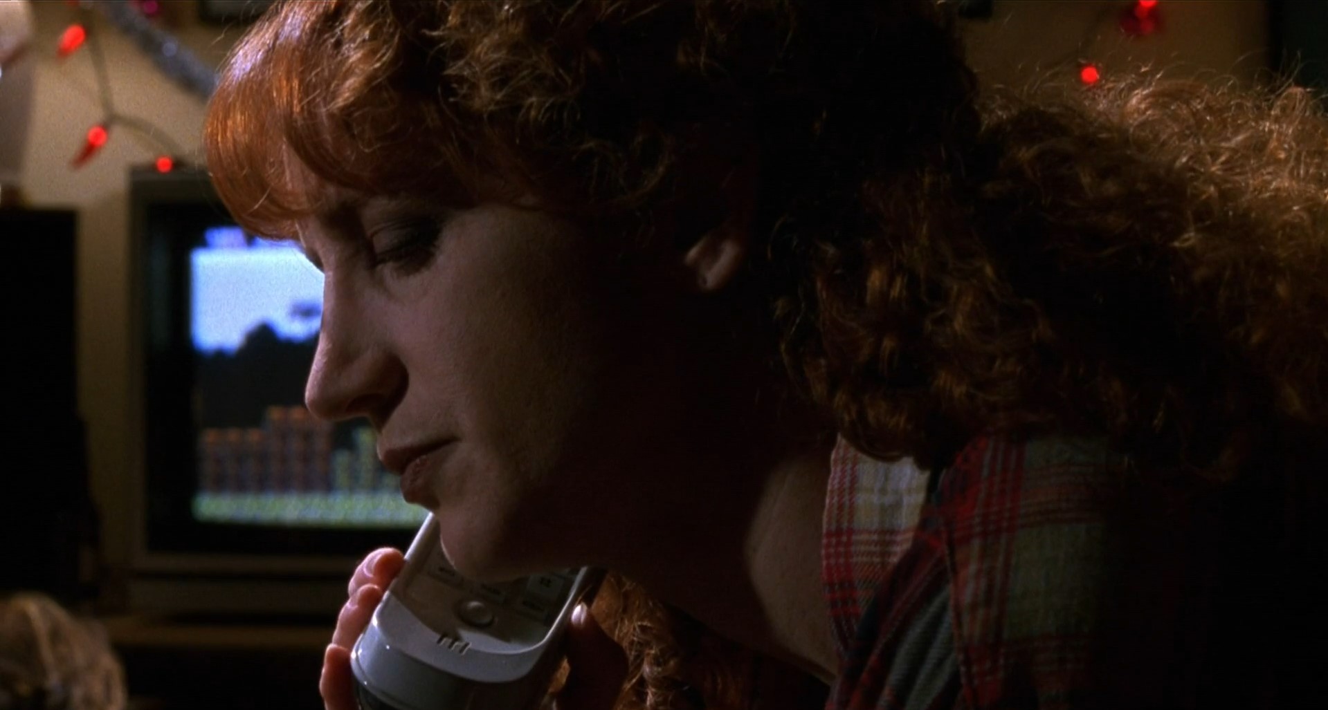 Тэд (портье) Бетти (администратор отеля) — В чём проблема?
— Проблемы нет. Есть проблемы. Во множественном числе.