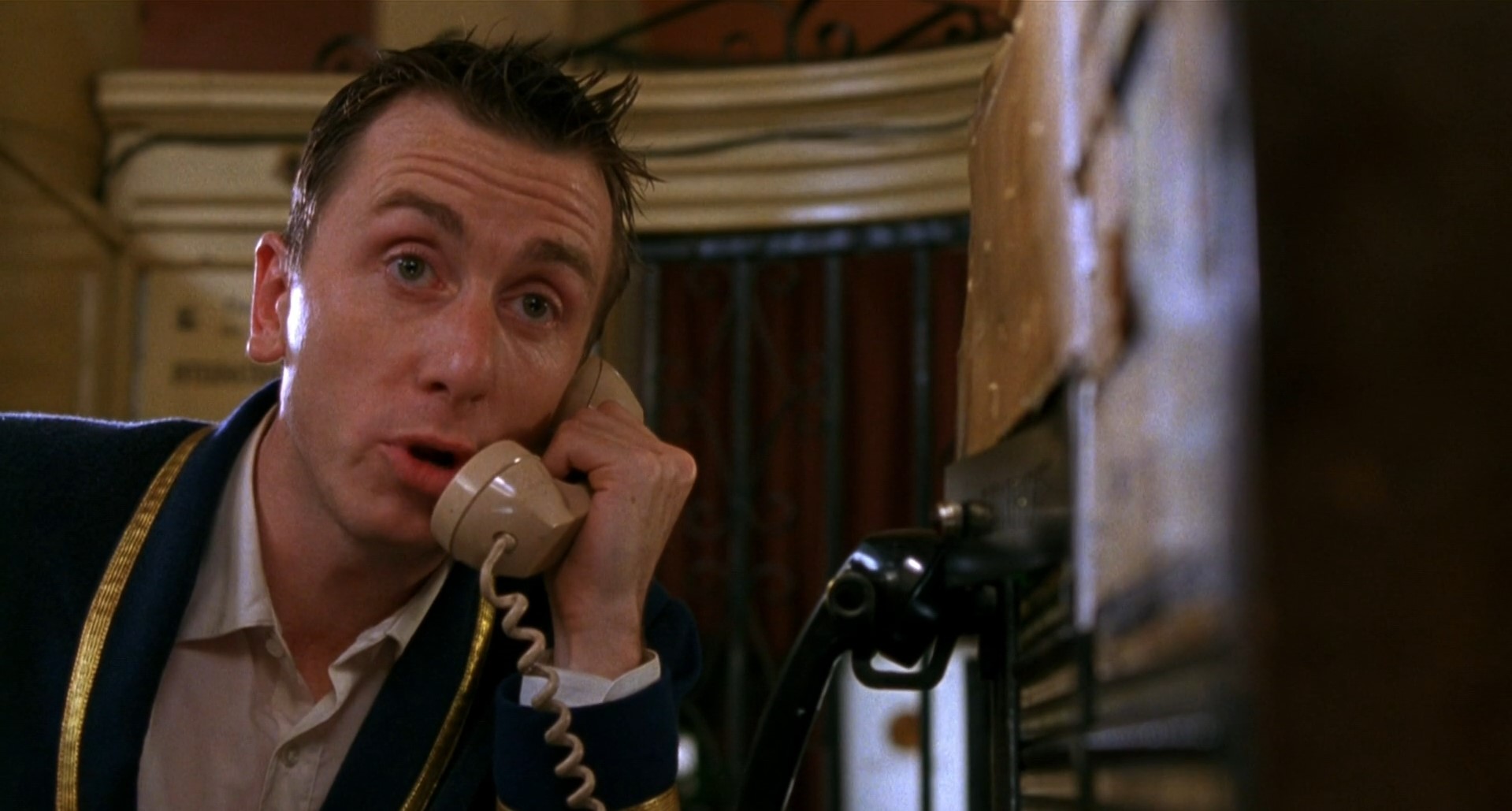 Тэд (портье) Бетти (администратор отеля) — В чём проблема?
— Проблемы нет. Есть проблемы. Во множественном числе.