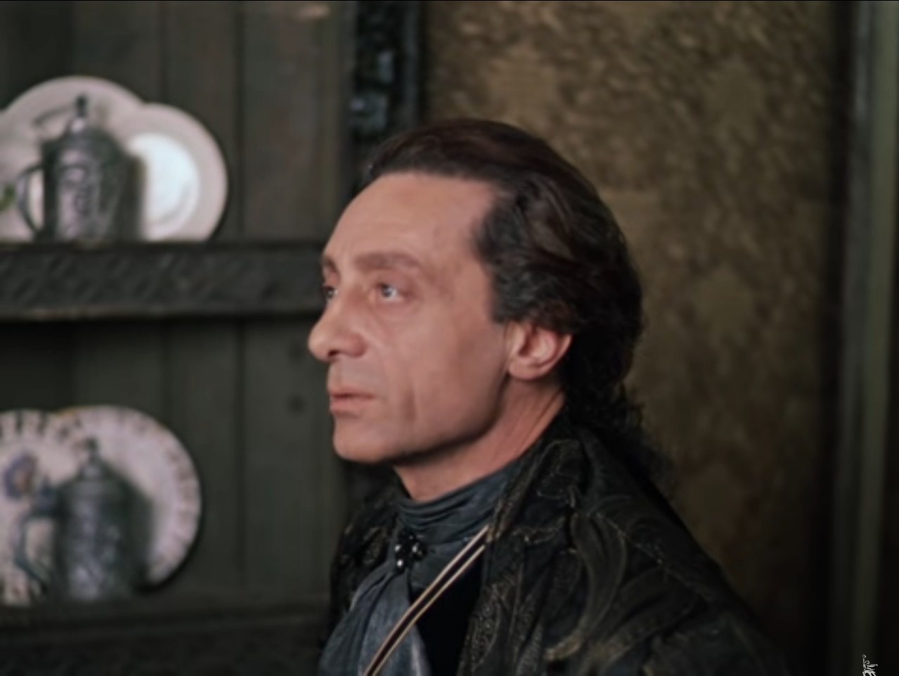 Не умеете лгать, молодой человек. Все люди разделяются на тех, которым что-то надобно от меня, и на остальных, от которых что-то нужно мне. Мне от вас ничего не нужно. Выкладывайте, что вам угодно.