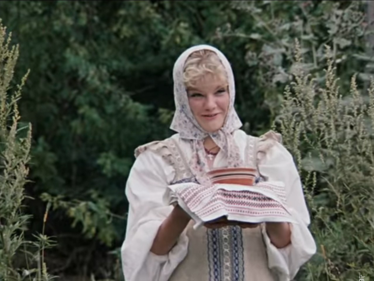 — Откушать изволите?
— Как называется?
— Оладушки.
— Оладушки… оладушки… Где были? У бабушки. Селянка, у тебя бабушка есть?
— Нету.
— Сиротка, значит.