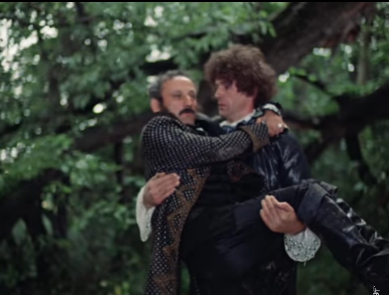 — Чё он меня всё пугает? Что меня пугать? У меня три пожизненных заключения. А как он с вами разговаривает? Вы, человек, достигший вершин лондонского дна! В конце концов, вы собираетесь быть принцем?
— Йес, итыс!