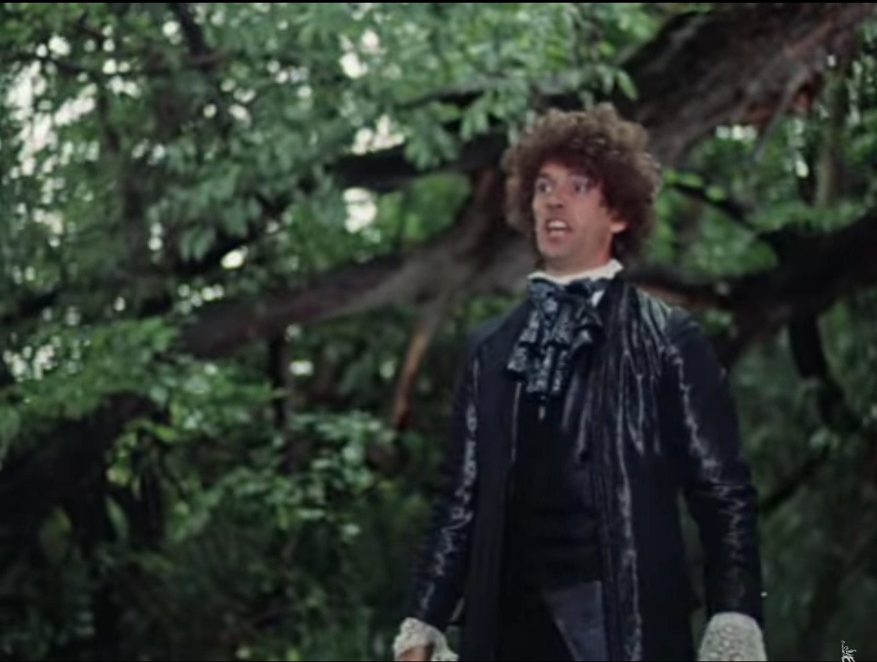 — Чё он меня всё пугает? Что меня пугать? У меня три пожизненных заключения. А как он с вами разговаривает? Вы, человек, достигший вершин лондонского дна! В конце концов, вы собираетесь быть принцем?
— Йес, итыс!