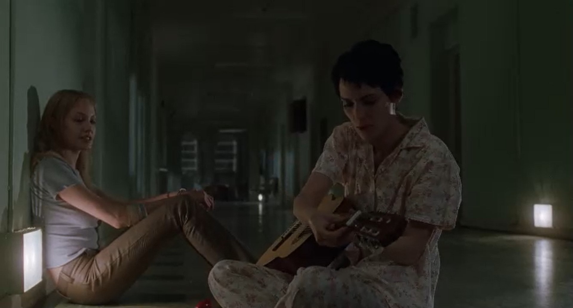 Лиза Роу Наиграй что-нибудь. Если бы разговоры помогали, нас бы всех давно здесь не было.