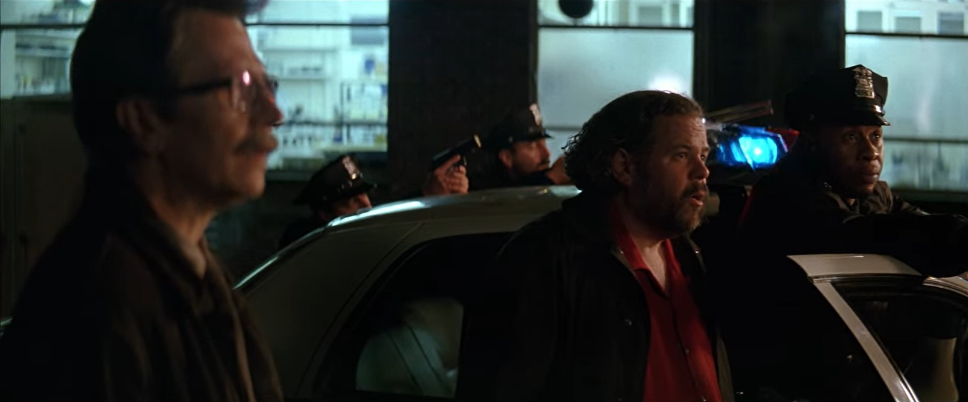 — Чего вы ждете?
— Подкрепления.
— Подкрепления?
— Там Бэтмен. Спецназ уже выехал...