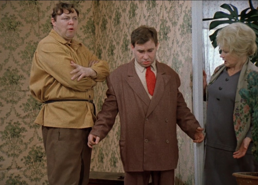 — Откуда же широко? Оно даже как бы скорее узко на вас. Даже грудью дышать не можете.
— Нет, знаете, что-то не то... Плечи режет. Нет, узко мне, узко! Чувствую, что узко! Дышать трудно.
— Да где ж узко? Ну где? Скорее уж широко!
— Или широко... Пёс его знает. Ей богу, широко! Я и говорю: широко.