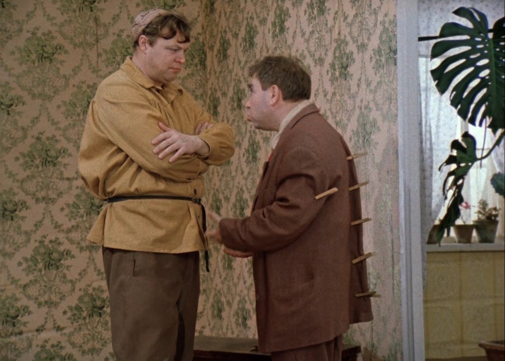 — Откуда же широко? Оно даже как бы скорее узко на вас. Даже грудью дышать не можете.
— Нет, знаете, что-то не то... Плечи режет. Нет, узко мне, узко! Чувствую, что узко! Дышать трудно.
— Да где ж узко? Ну где? Скорее уж широко!
— Или широко... Пёс его знает. Ей богу, широко! Я и говорю: широко.