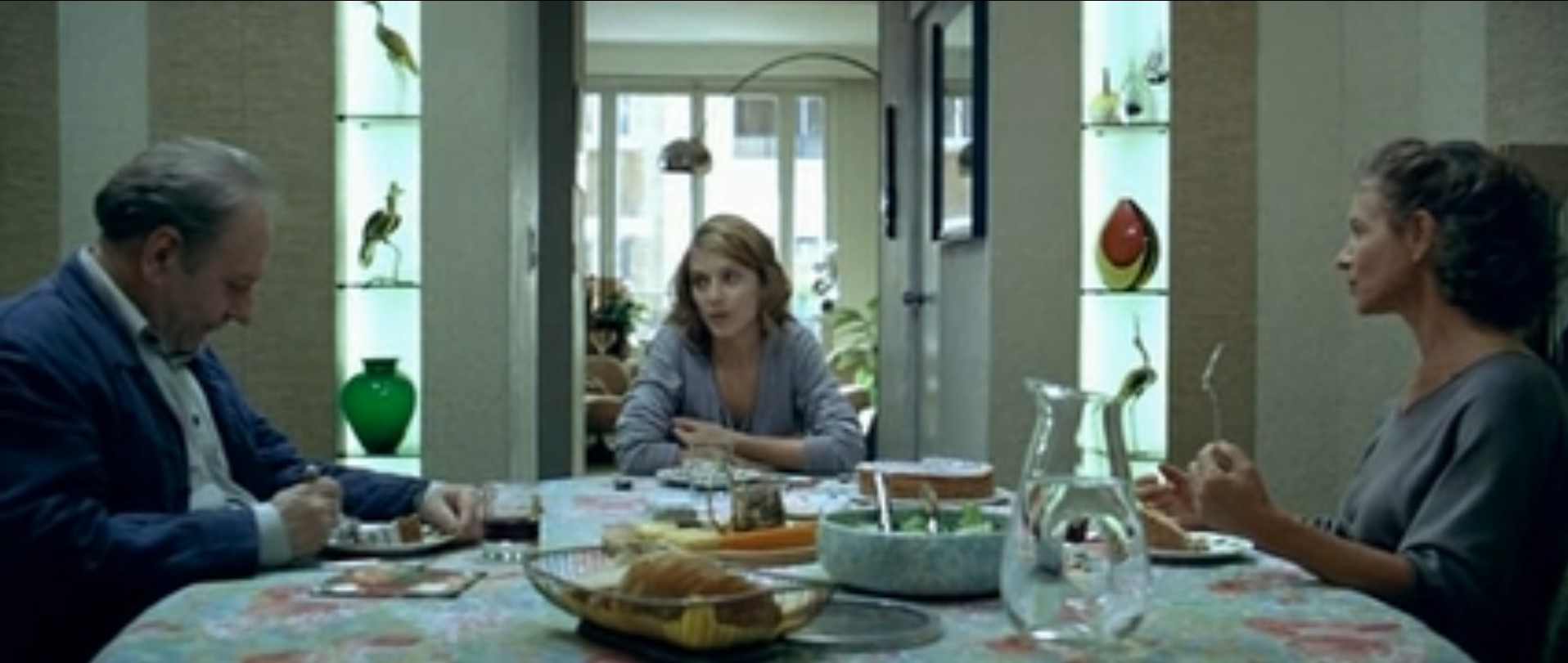 Ну, он, он не очень высокий, но сильный, он меня защищает, он галантный, например, когда идёт дождь он всегда отдаёт мне свой дождевик, а сам...сам мокнет. Нам с ним нравится одно и то же, хоть мы и не похожи и он, что забавно, хорошо разбирается в компьютерах, просто потрясающе.