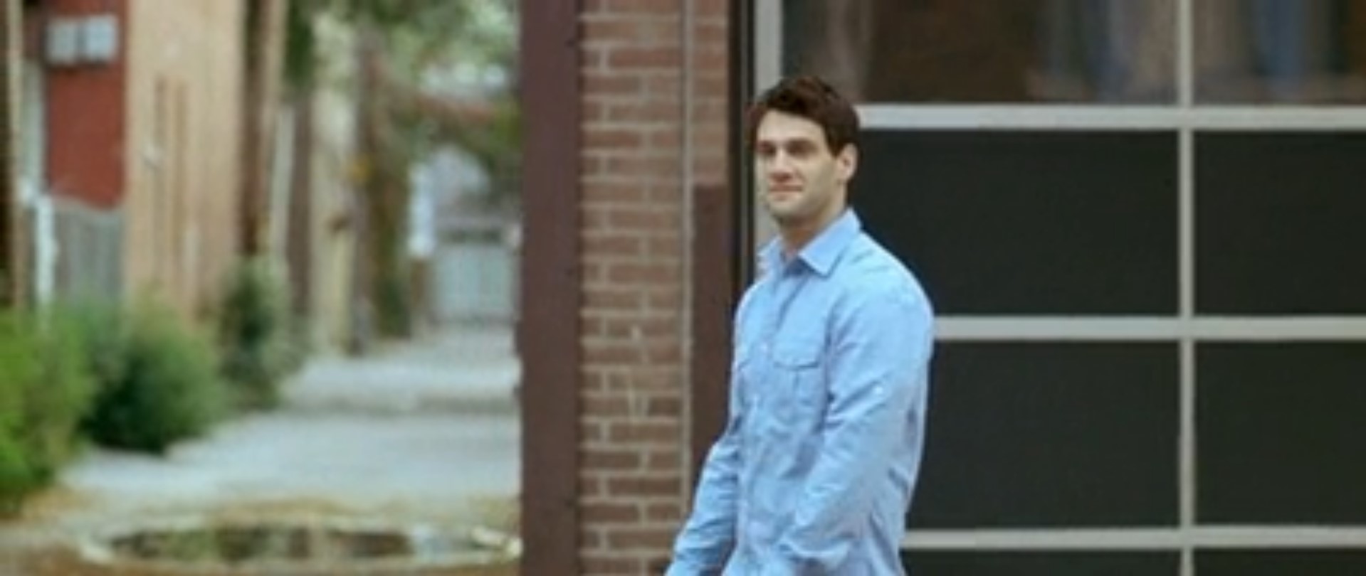 — Ну...и что будем делать?
— Ээээ...ничего.
— Ничего?
— Да, это и делают влюблённые.
— Ничего?
— Ничего...но в этом есть и плюсы — мы будем делать это вместе.