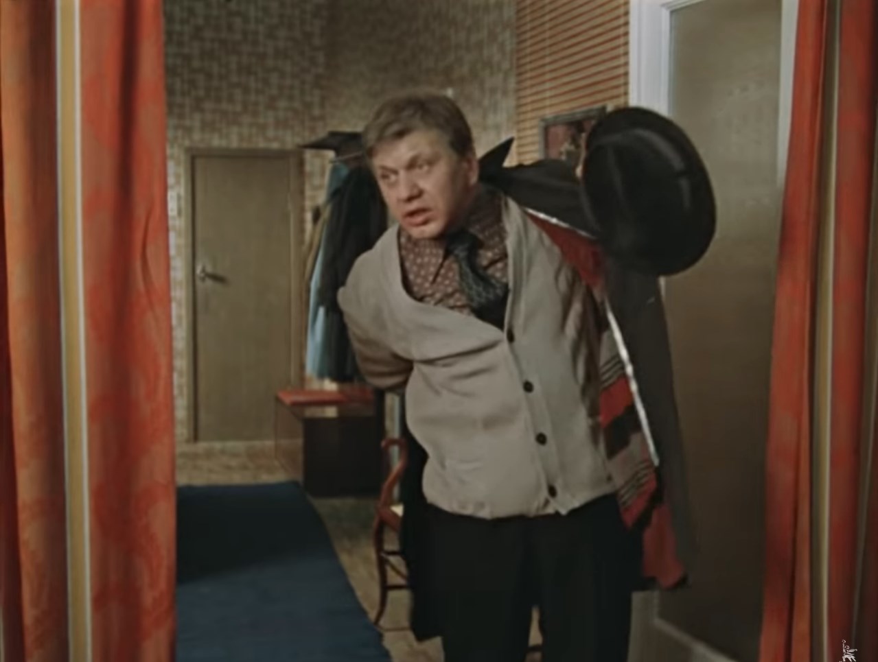 — Ну а какие-нибудь особые приметы имеются? Ну там, шрам на лице?
— Есть! У него после аппендицита шрам…