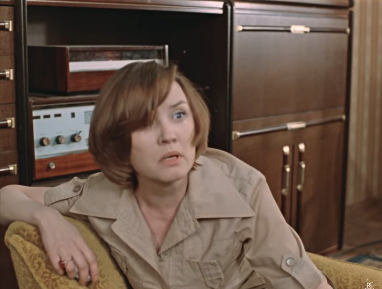 — Ну а какие-нибудь особые приметы имеются? Ну там, шрам на лице?
— Есть! У него после аппендицита шрам…