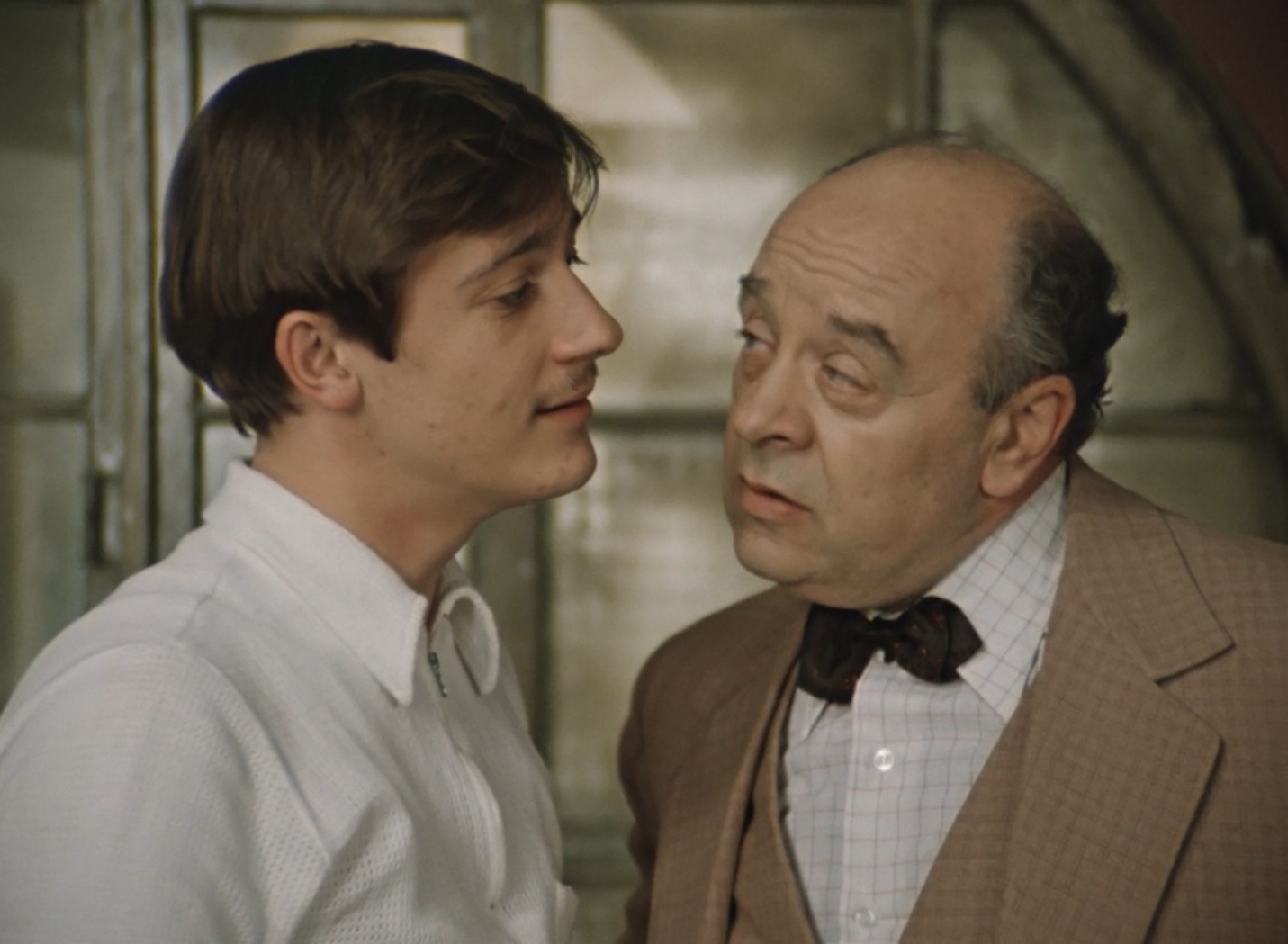 — Аркадий Варламыч, а не хлопнуть ли нам по рюмашке?
— Заметьте, не я это предложил!