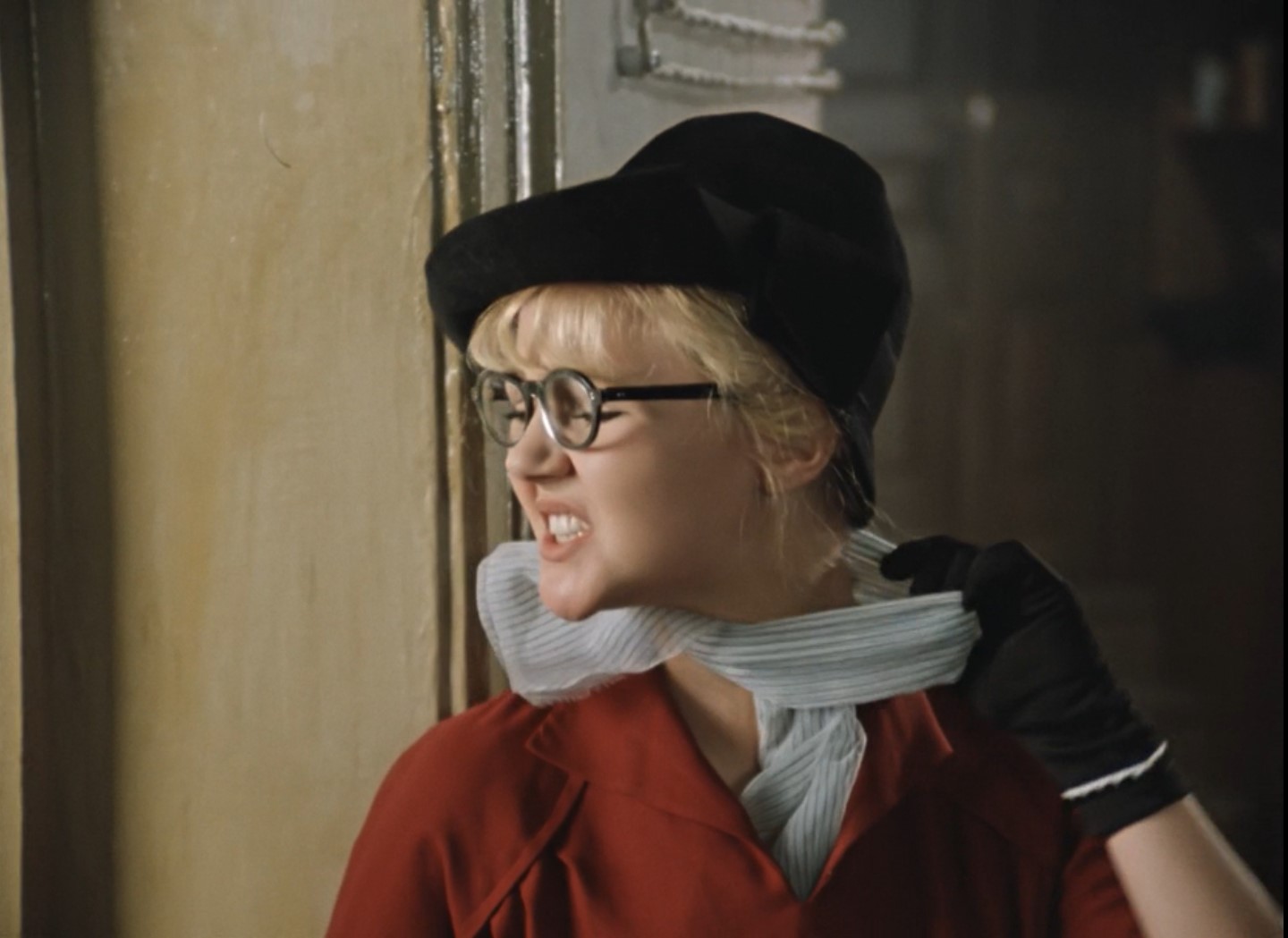 Я вся такая несуразная, вся угловатая такая... Такая противоречивая вся!