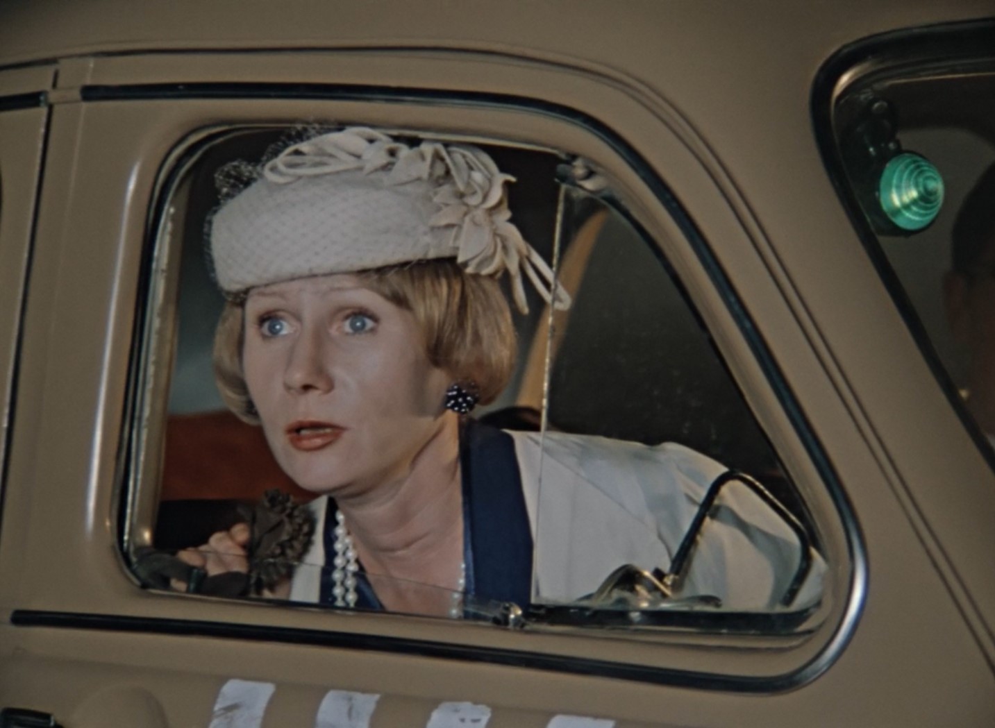 — Высокие, высокие отношения...
— Нормальные, для духовных людей!