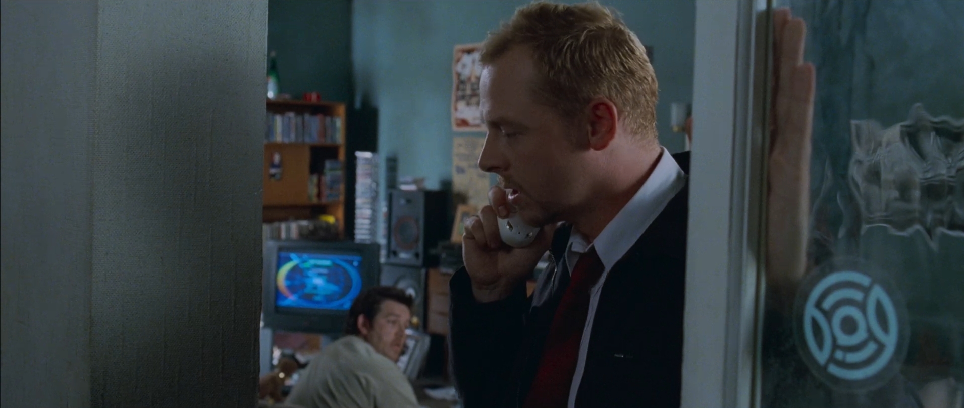 — «Спасибо» не скажешь?
— За что?
— За уборку.
— Не особенно здесь чисто.
— Я после уборки пивка дёрнул...