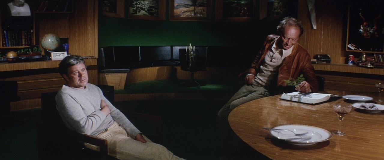 — После того, как ты прожил здесь столько лет, ясно ли ты ощущаешь свою связь с жизнью там?...
— А ты любитель крайних вопросов. Боюсь, что скоро ты спросишь меня о смысле жизни.
— Подожди, не иронизируй.
— Это банальный вопрос. Когда человек счастлив, смысл жизни и прочие вечные темы его редко интересуют. Ими следует задаваться в конце жизни.
— А когда наступит этот конец — мы же не знаем, вот и торопимся.
— А ты не торопись: самые счастливые люди — те, кто никогда не интересовался этими проклятыми вопросами.
— Вопрос — это всегда желание познать, а для сохранения простых человеческих истин нужны тайны: тайна счастья, смерти, любви.
— Может быть, ты и прав, но попробуй — не думай обо всём этом.
— А думать об этом — всё равно что знать день своей смерти. Незнание этого дня практически делает нас бессмертными.