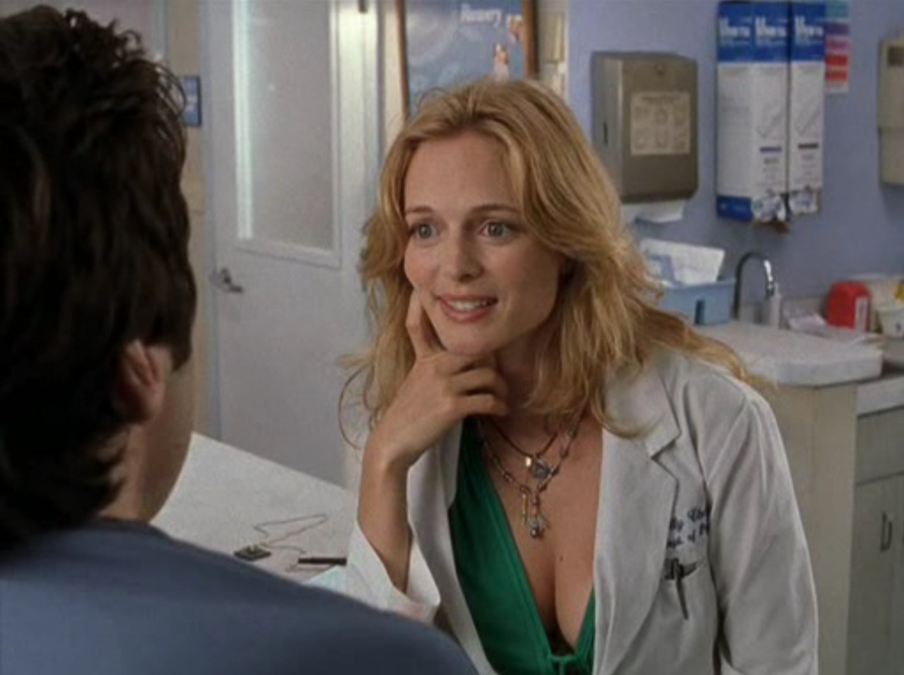 Доктор Джон «Джей Ди (J.D.)» Дориан — Так на чем мы остановились?
— А мы и не разговаривали...
— Я из-за чего-то на вас обиделась? Я вас простила! Даже не помню, в чем там было дело.
— Нет-нет, мы вообще никогда не разговаривали.
— А откуда я тогда знаю ваше имя?
— А вы и не знаете.
— Джимми, вы меня пугаете!
— Я Джонни.