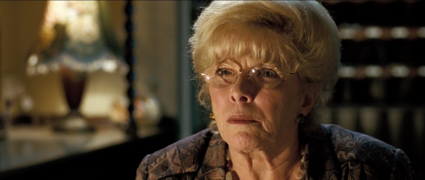 — Вам забронировали замковый люкс. Бернард вас сейчас проводит.
[Бернард храпит в прихожей]
— Ну, я думаю, что и сам поднимусь, карга.
— Прошу прощения?
— Злая старуха, страшная и уродливая. Восемь по вертикали.