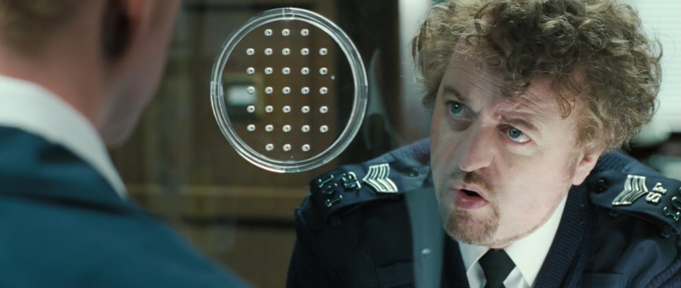 — Не доложите инспектору, что я прибыл?
— Нет!
— Что так?
— Его ещё нет.