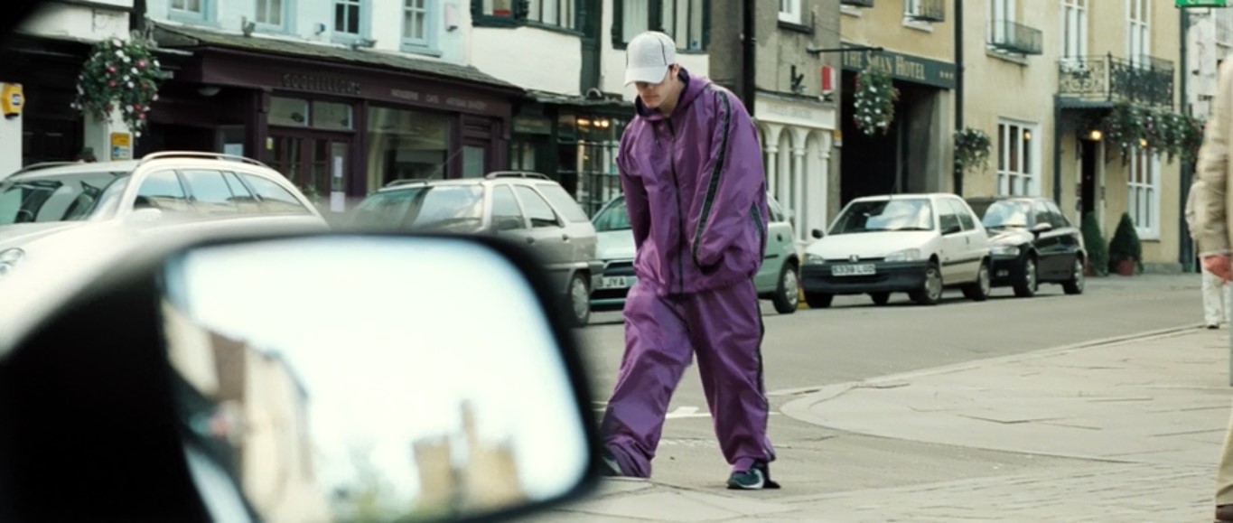 — А вот этот ероша? Зачем он надвинул на глаза бейсболку?
— Он дико страшный.
— Или не хочет показывать лицо.
— Да, он ведь страшный.