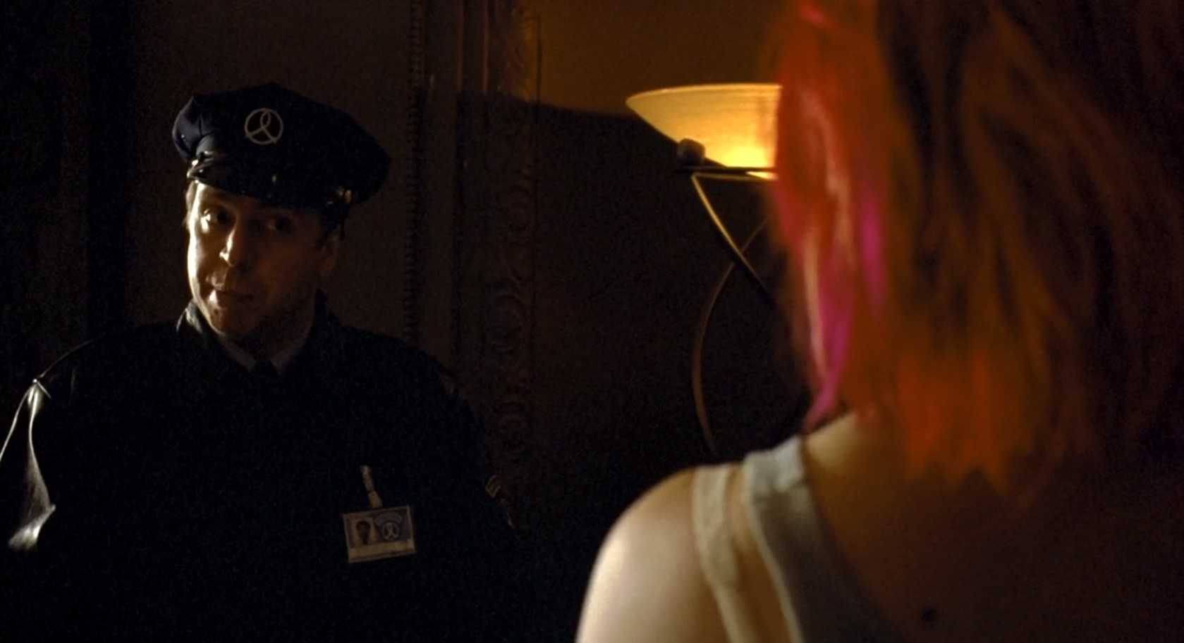 Вежливость и спокойствие украшают королеву.