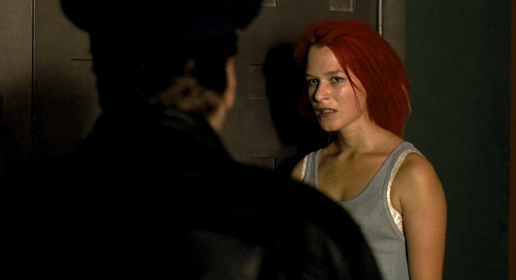 Вежливость и спокойствие украшают королеву.