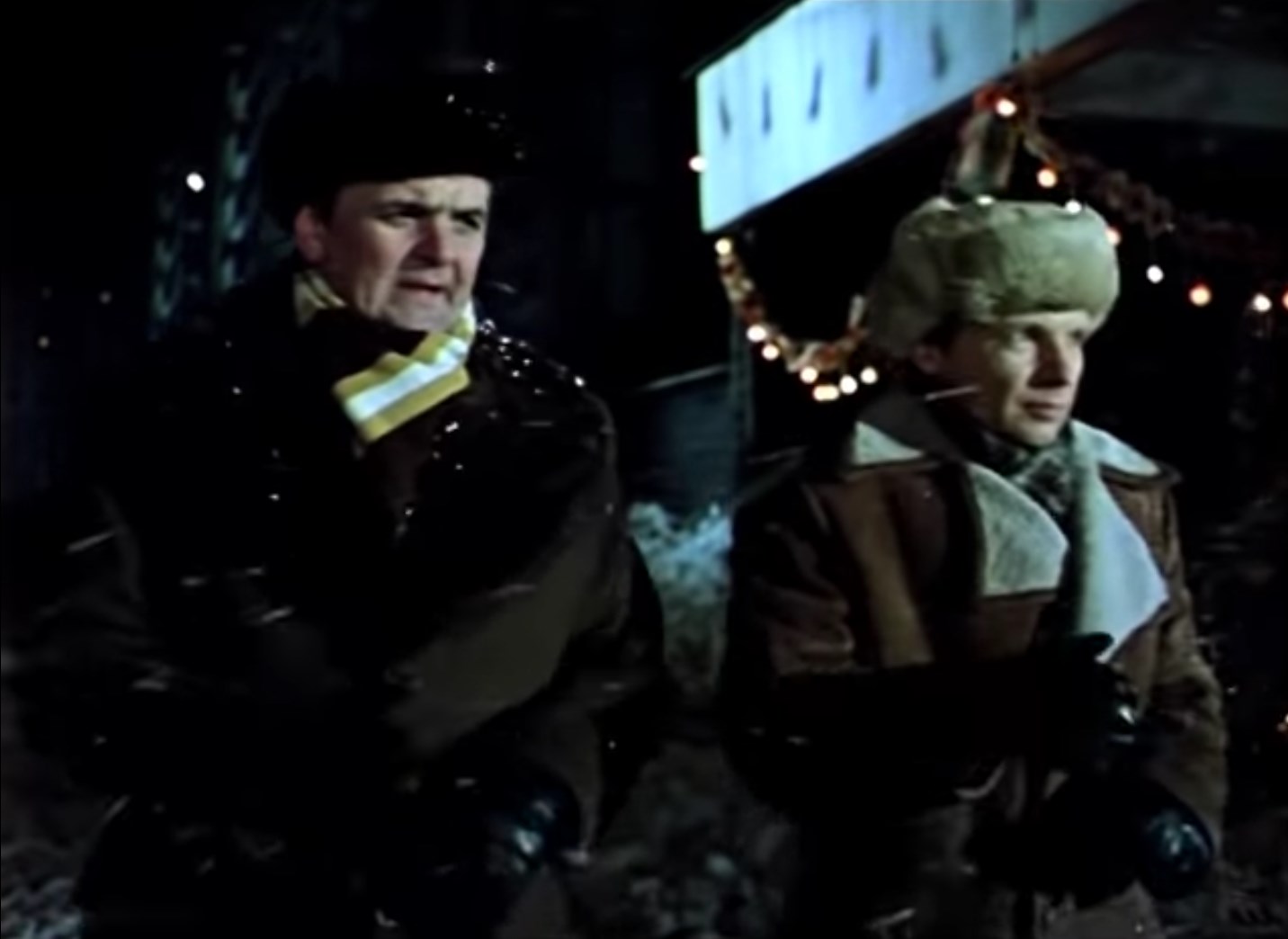 — Да и бельишко у Вас, как я успел заметить, не по сезону. Схватите воспаление лёгких и ага.
— Что «ага»?
— Летальный исход.
— А у вас ботиночки на тонкой подошве, так что умрём рядом.