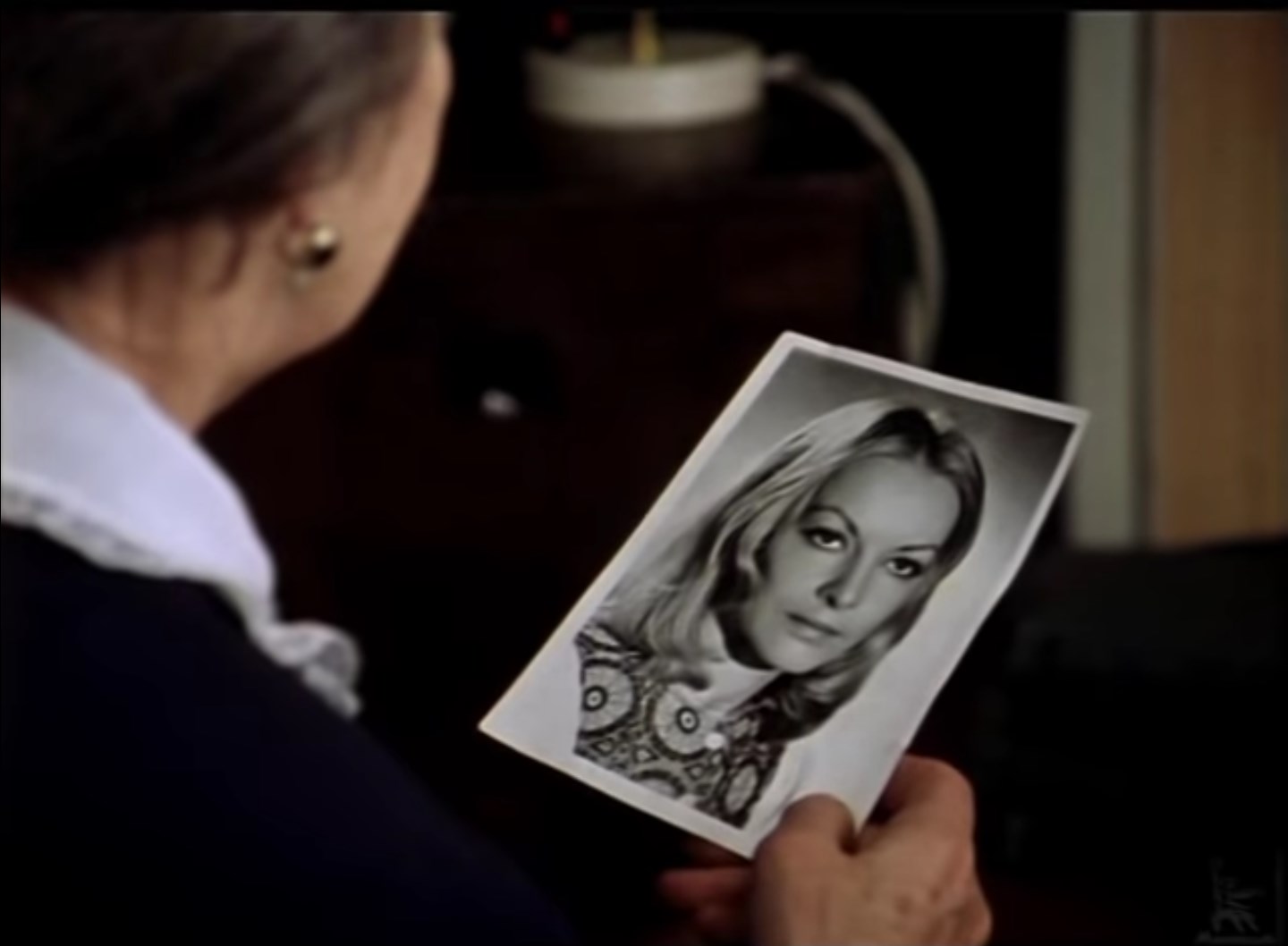 — Как её зовут?
— У неё удивительное имя... Надя.
— Главное — редкое.