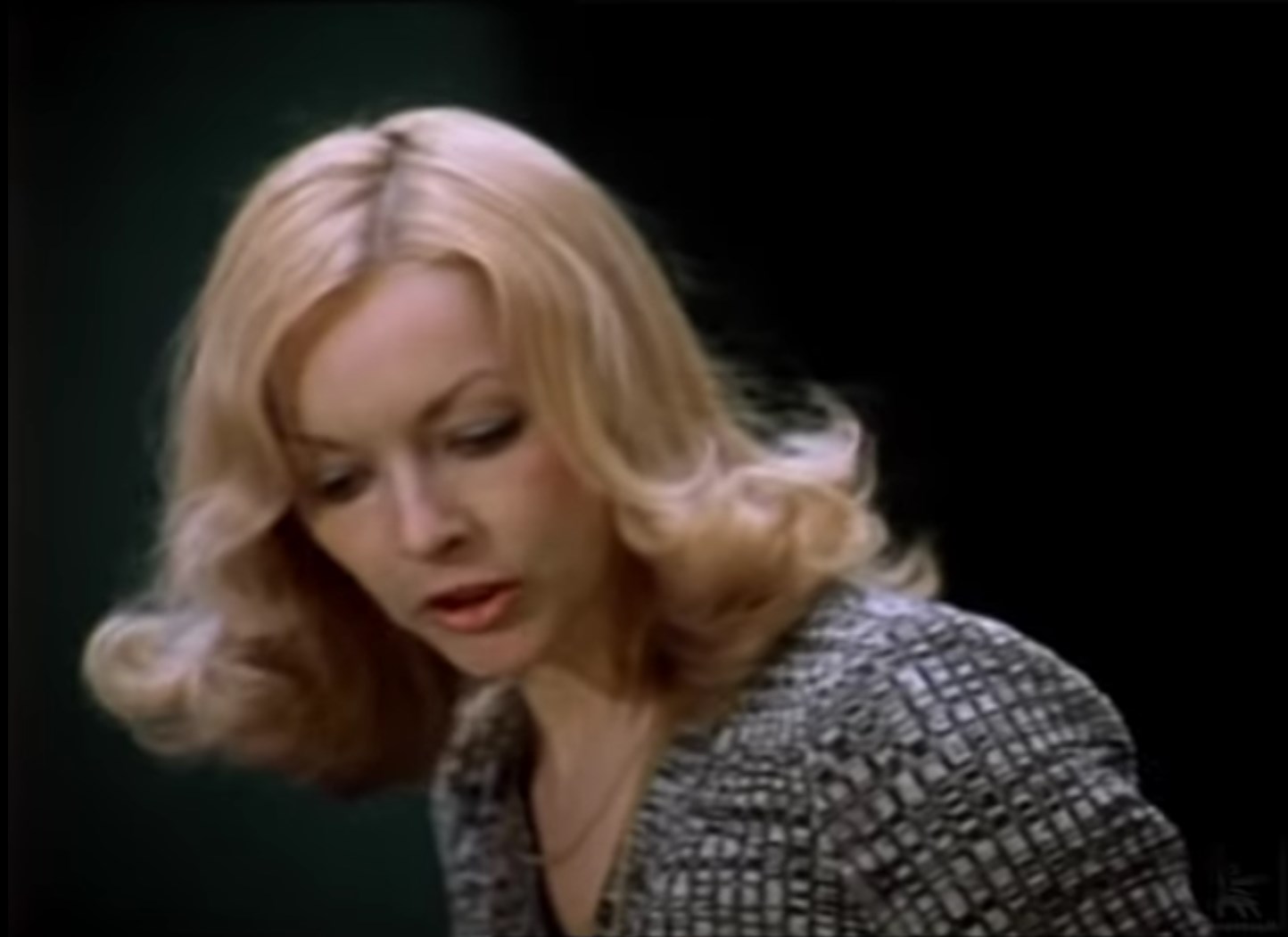 — Мама-а!
— Мама ушла!
— Чья мама ушла?
— По счастью, у нас с вами разные мамы...
— И они, мамы, обе ушли?